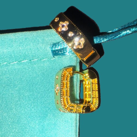 Stunning 24 Carat Gold Filled-Flip-Back Earrings Quatrefoil Design NWOT - Picture 9 of 9